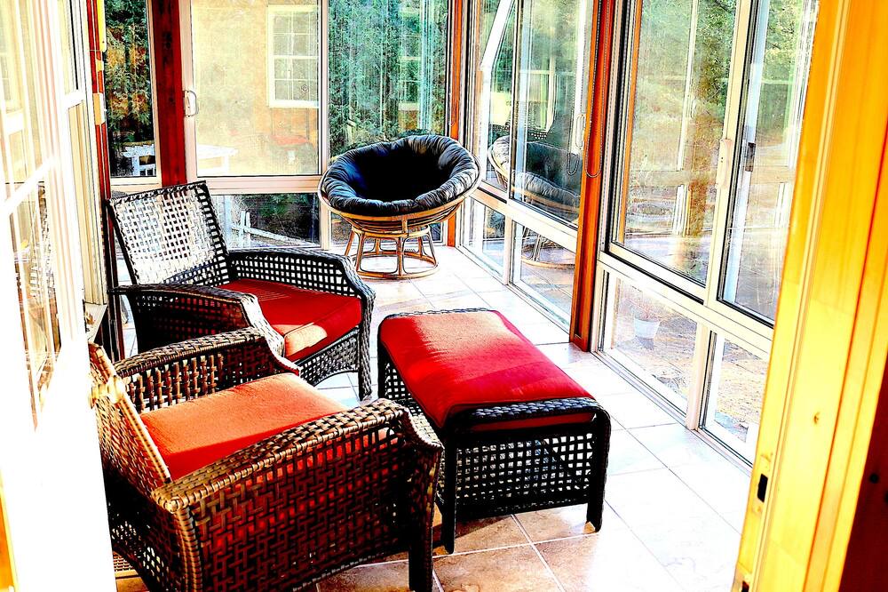 Photo of Livingroom in Central Frontenac