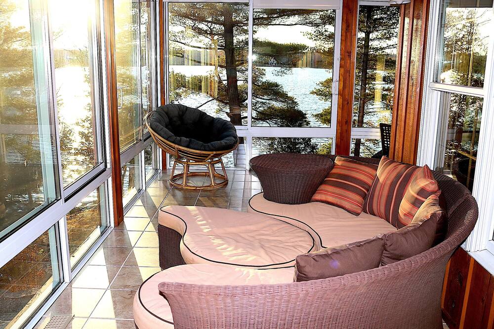 Photo of Livingroom in Central Frontenac