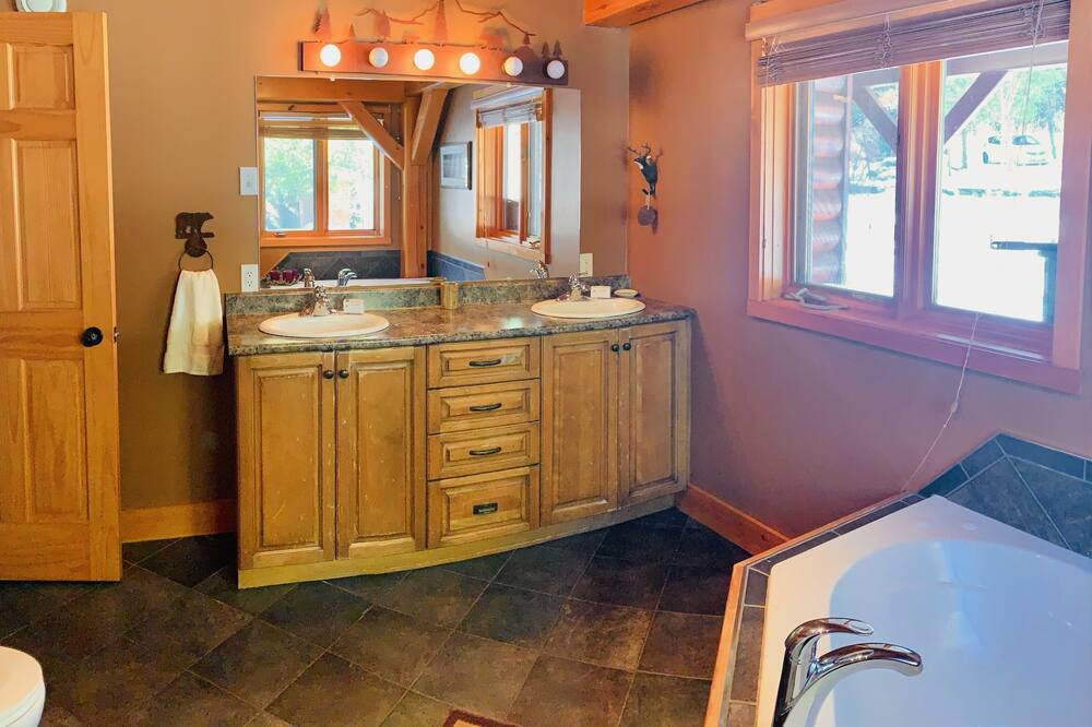 Photo of Bathroom in Kagawong