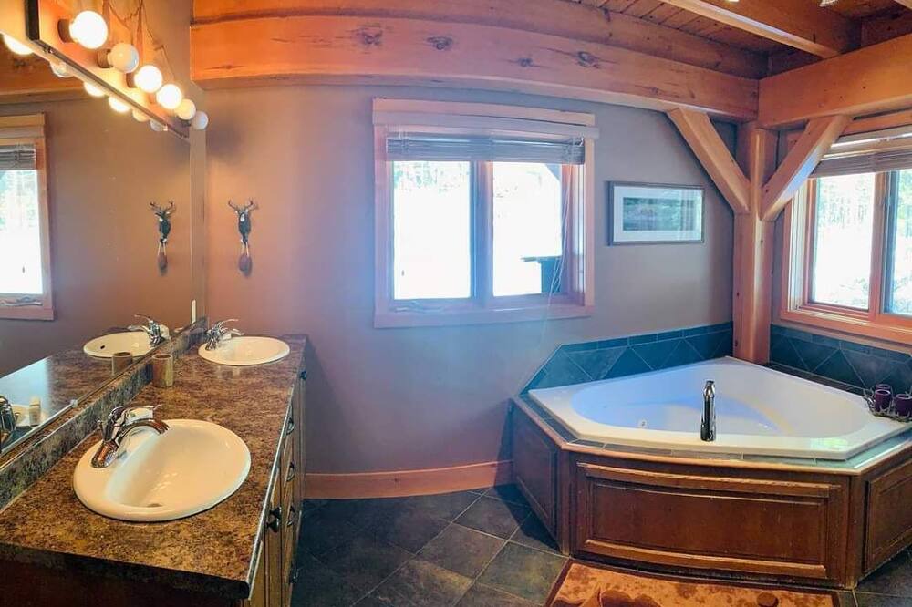 Photo of Bathroom in Kagawong
