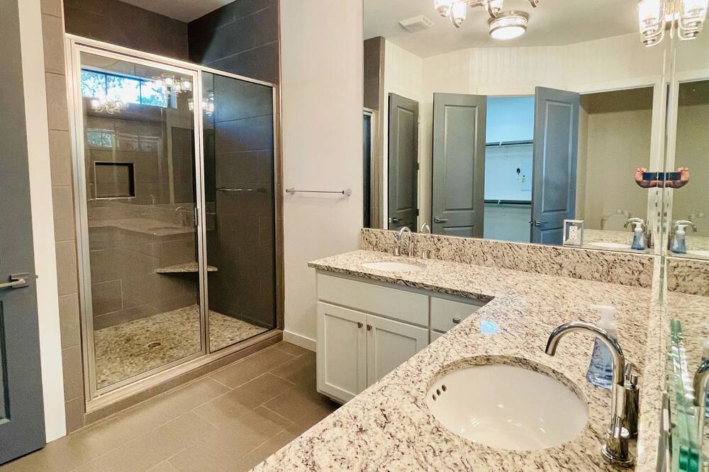 Photo of Bathroom in Point Venture