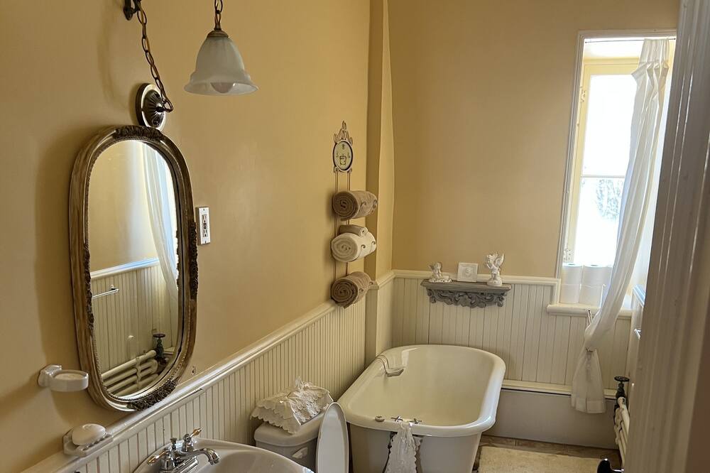 Photo of Bathroom in Saint-Zephirin-de-Courval