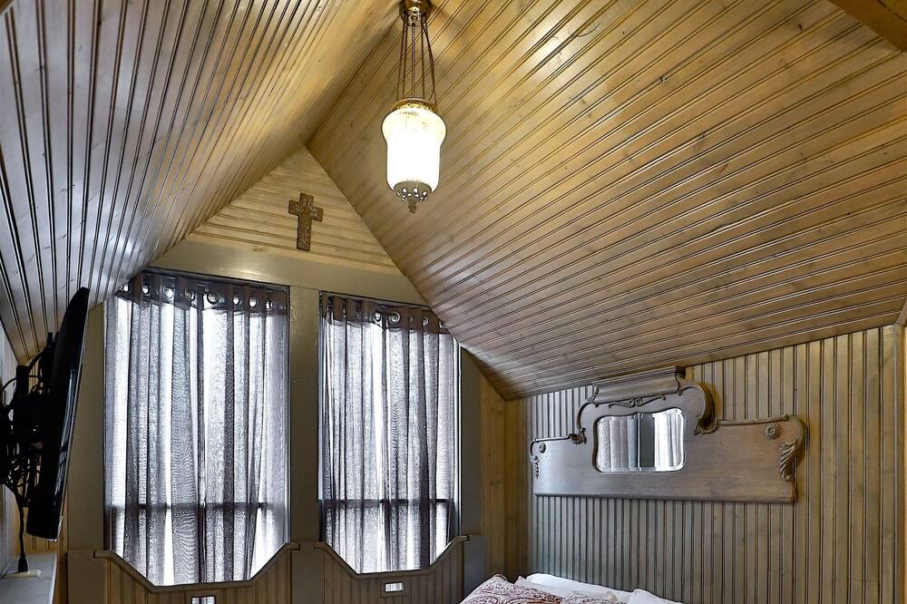 Photo of Bedroom in Sayles Blvd. Area