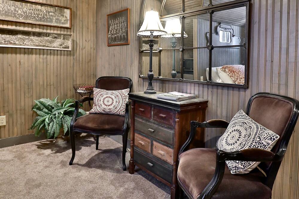 Photo of Livingroom in Sayles Blvd. Area