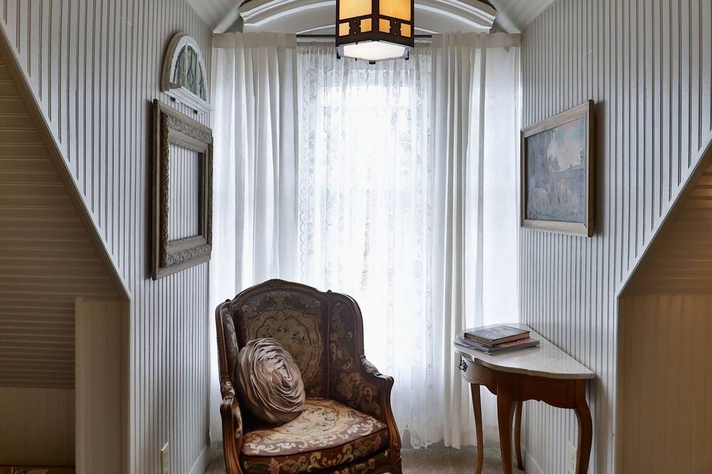 Photo of Bedroom in Sayles Blvd. Area