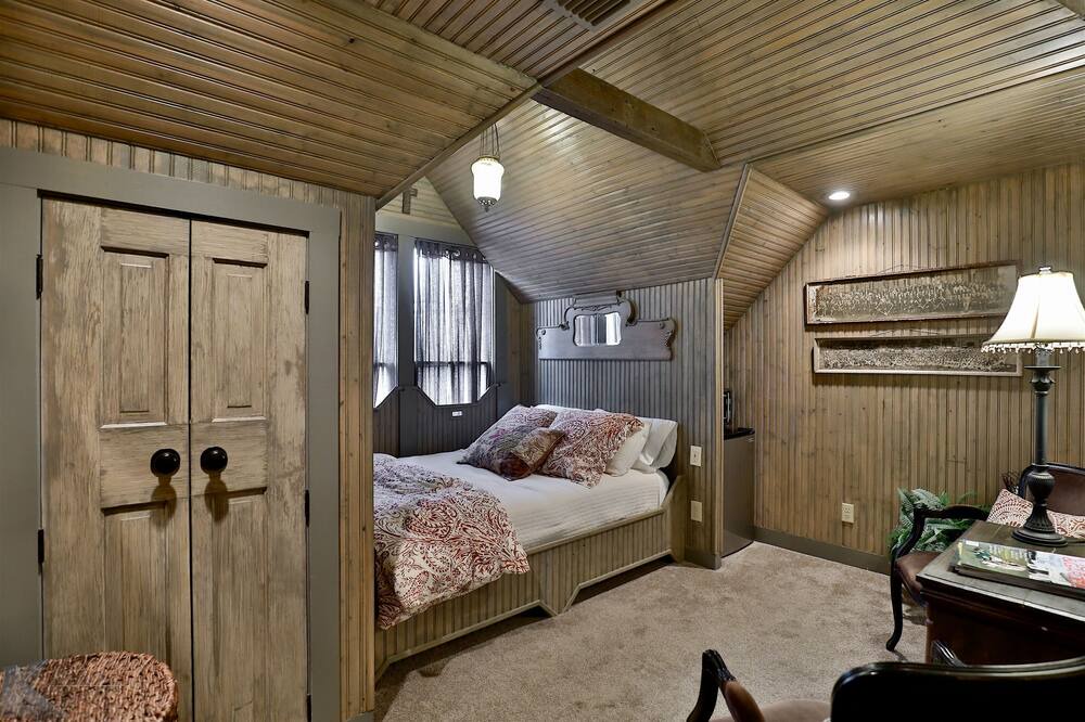 Photo of Bedroom in Sayles Blvd. Area
