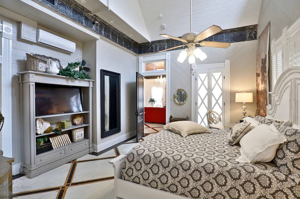 Photo of Bedroom in Sayles Blvd. Area
