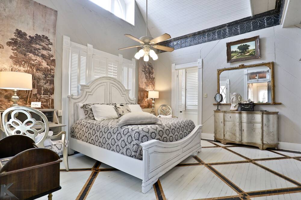 Photo of Bedroom in Sayles Blvd. Area