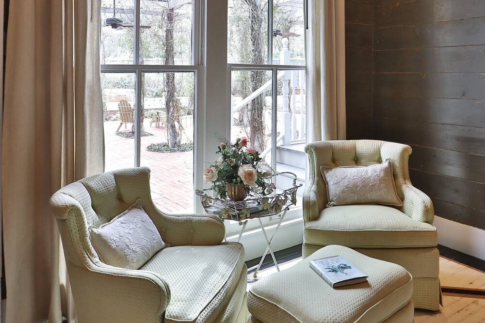 Photo of Livingroom in Sayles Blvd. Area