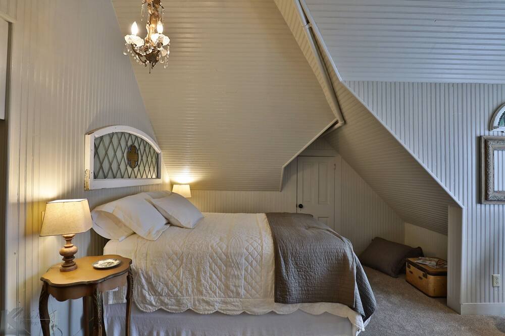Photo of Bedroom in Sayles Blvd. Area