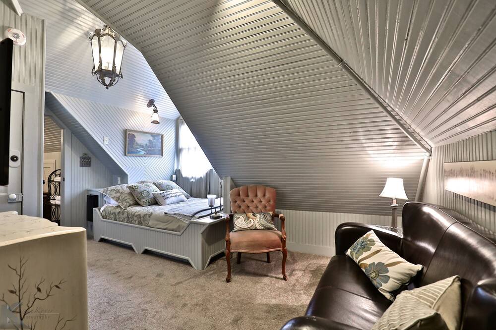 Photo of Livingroom in Sayles Blvd. Area
