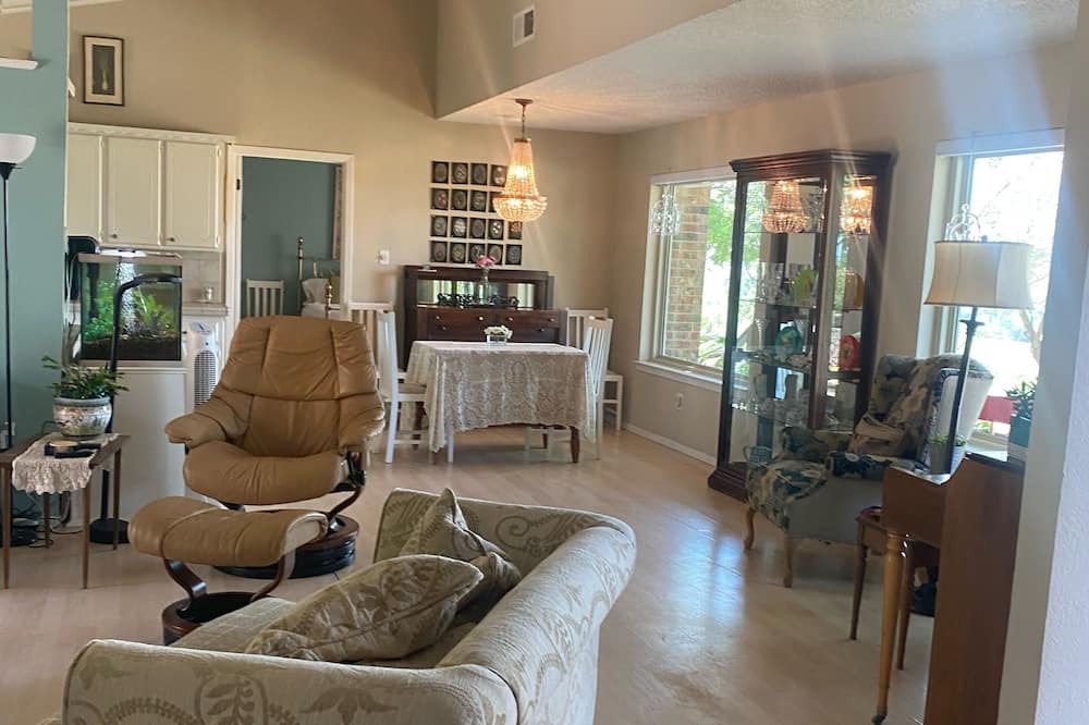 Photo of Livingroom in Slaton
