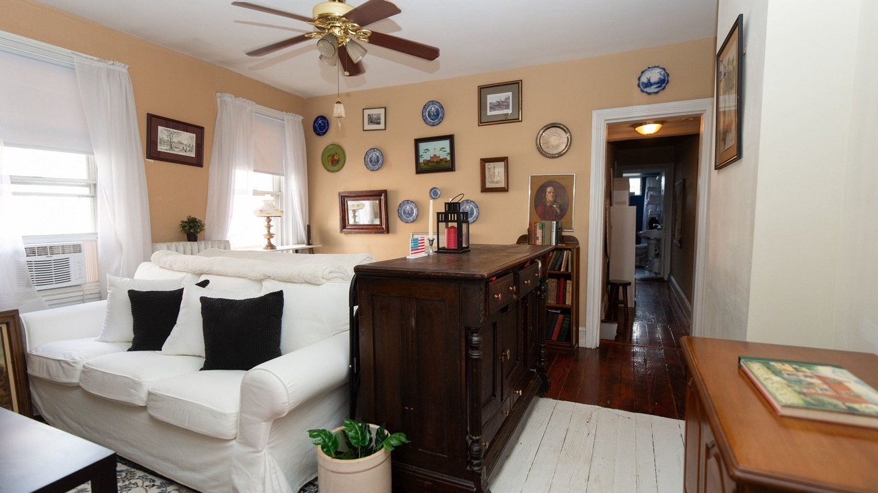Photo of Livingroom in Olde Richmond