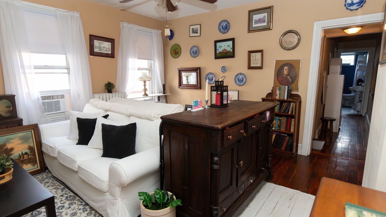 Photo of Livingroom in Olde Richmond