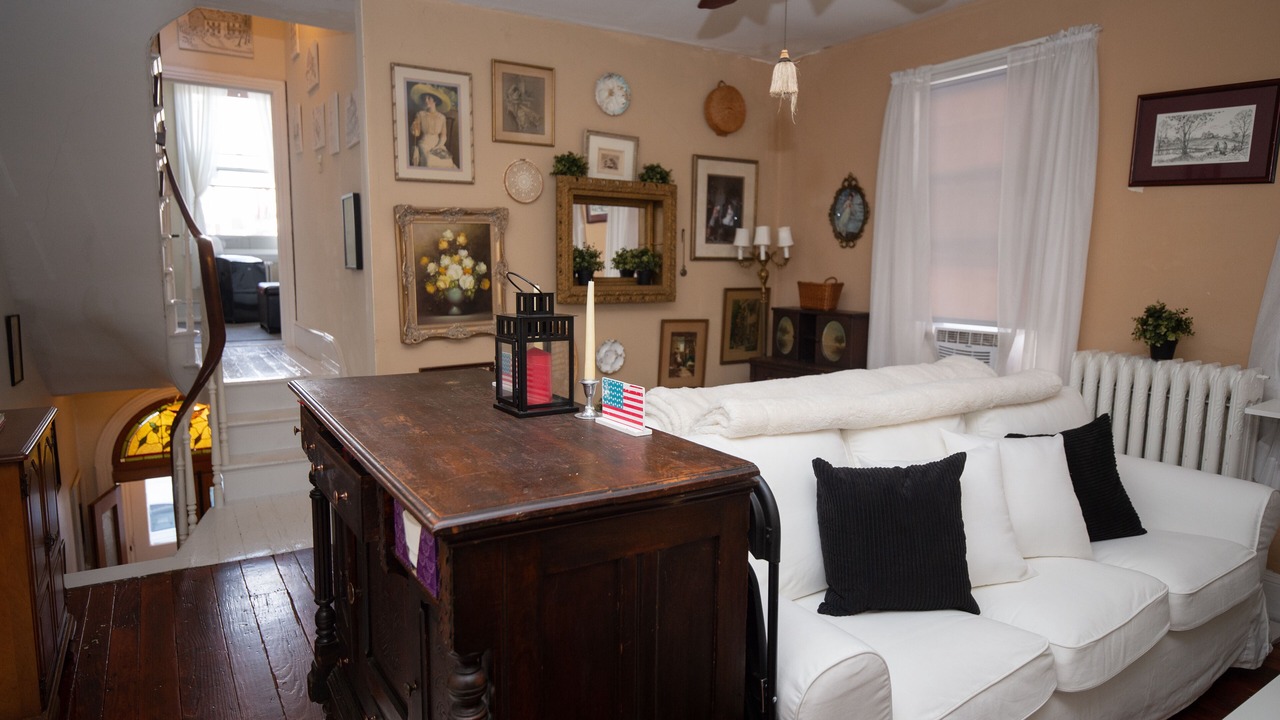 Photo of Livingroom in Olde Richmond