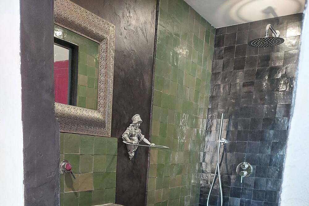 Photo of Bathroom in Roquefort-des-Corbieres