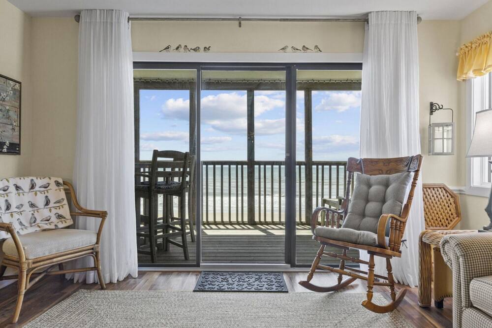 Photo of Livingroom in Pine Knoll Shores