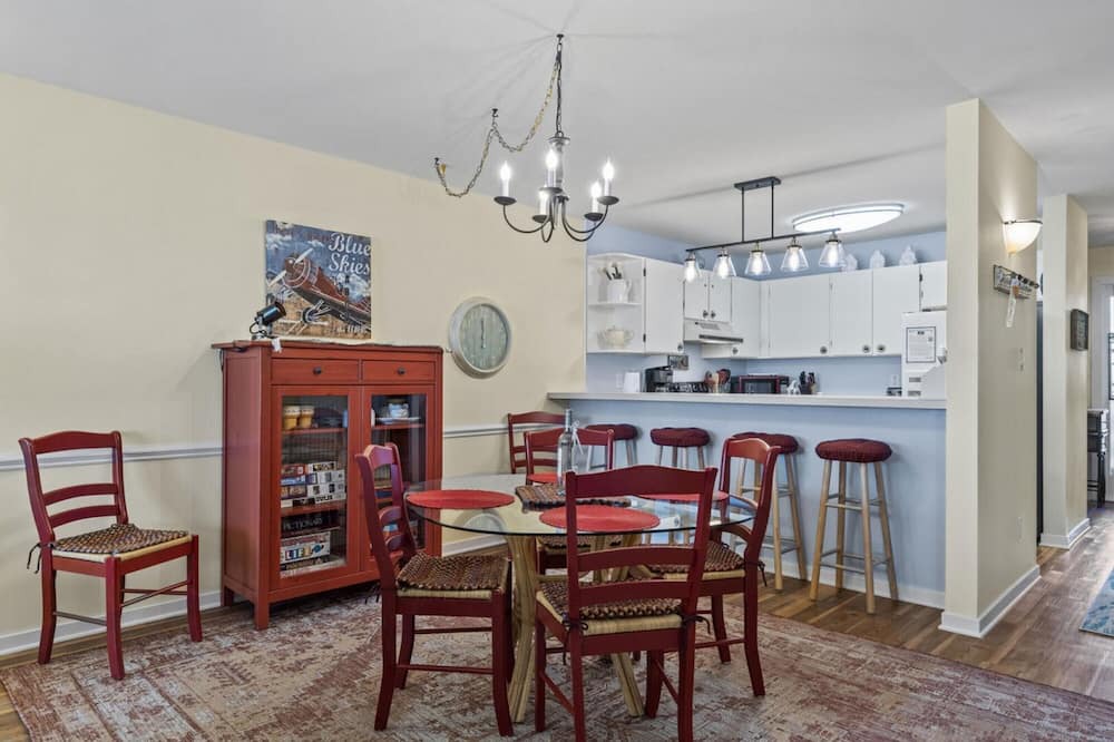 Photo of Livingroom in Pine Knoll Shores
