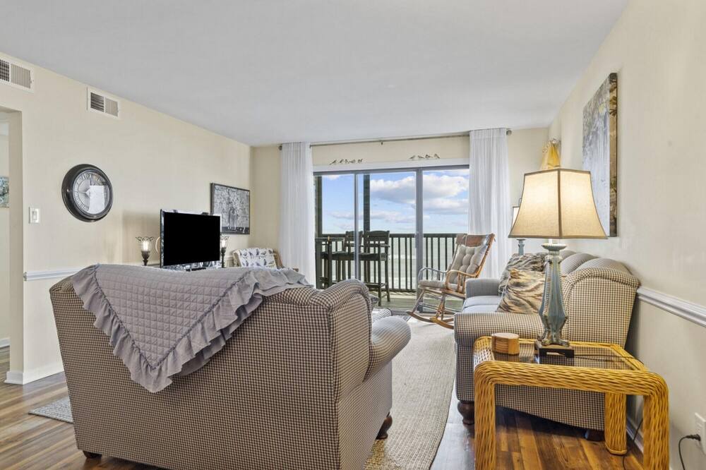 Photo of Livingroom in Pine Knoll Shores