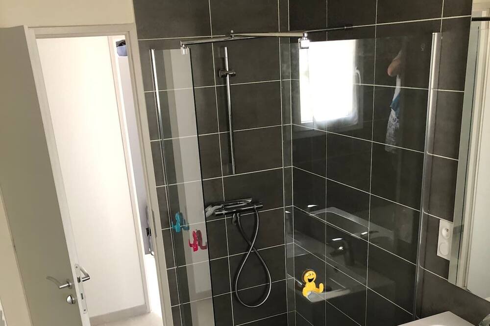 Photo of Bathroom in Roujan