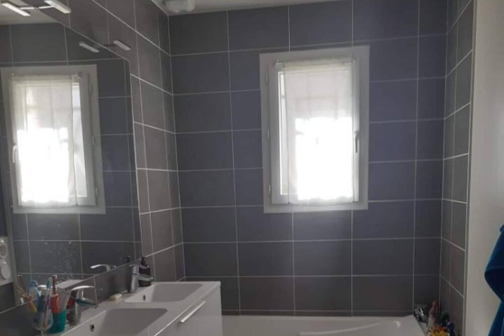 Photo of Bathroom in Roujan