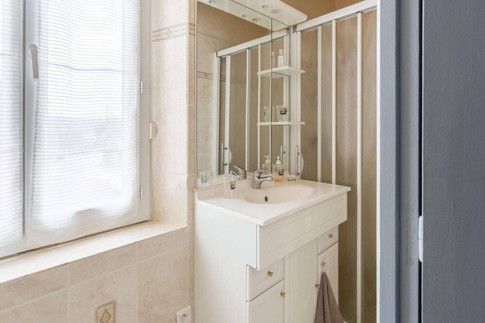 Photo of Bathroom in Roquebrun