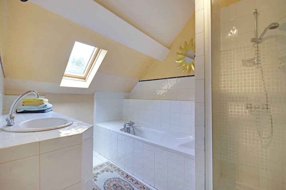 Photo of Bathroom in Raizeux