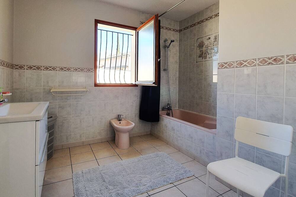 Photo of Bathroom in Saint-Genies-de-Fontedit
