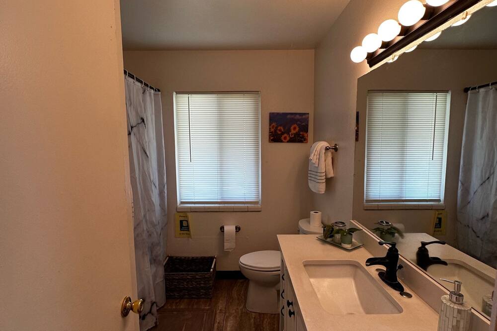 Photo of Bathroom in Foothill Farms