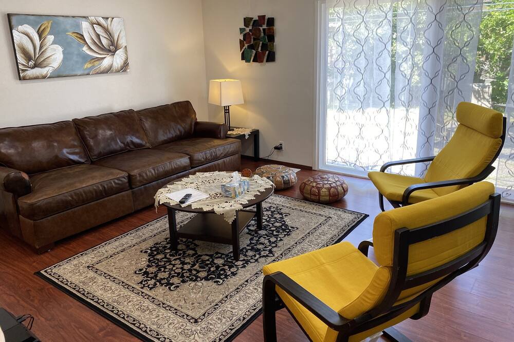 Photo of Livingroom in Foothill Farms