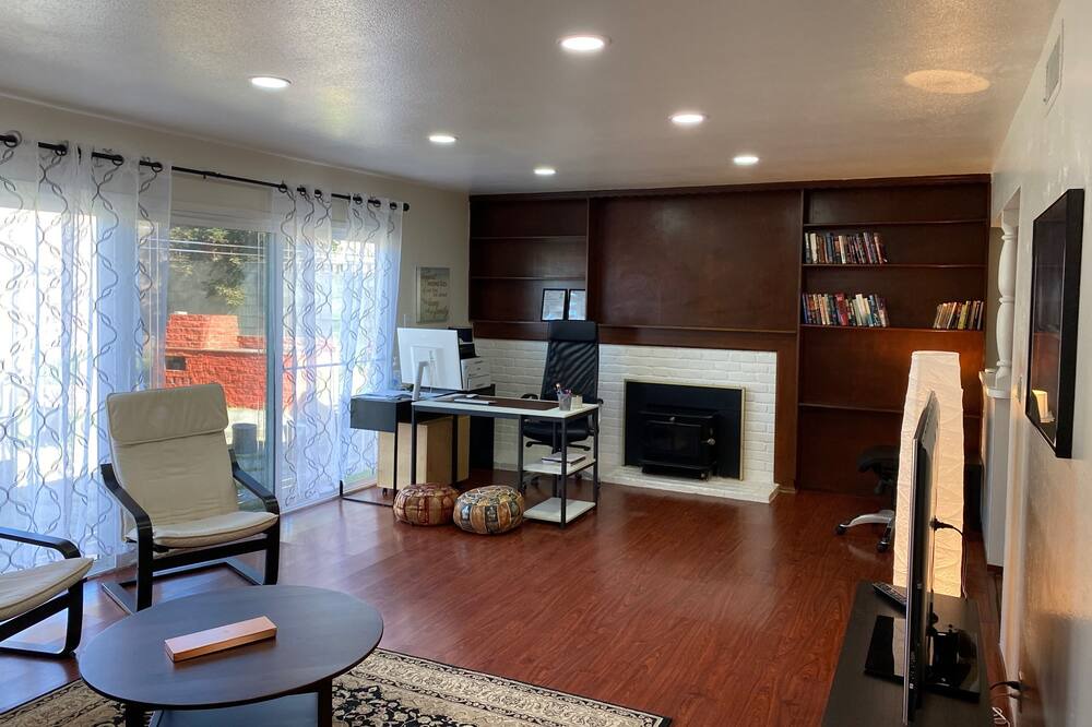 Photo of Livingroom in Foothill Farms