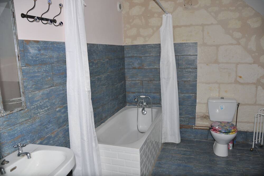 Photo of Bathroom in Brain-sur-Allonnes