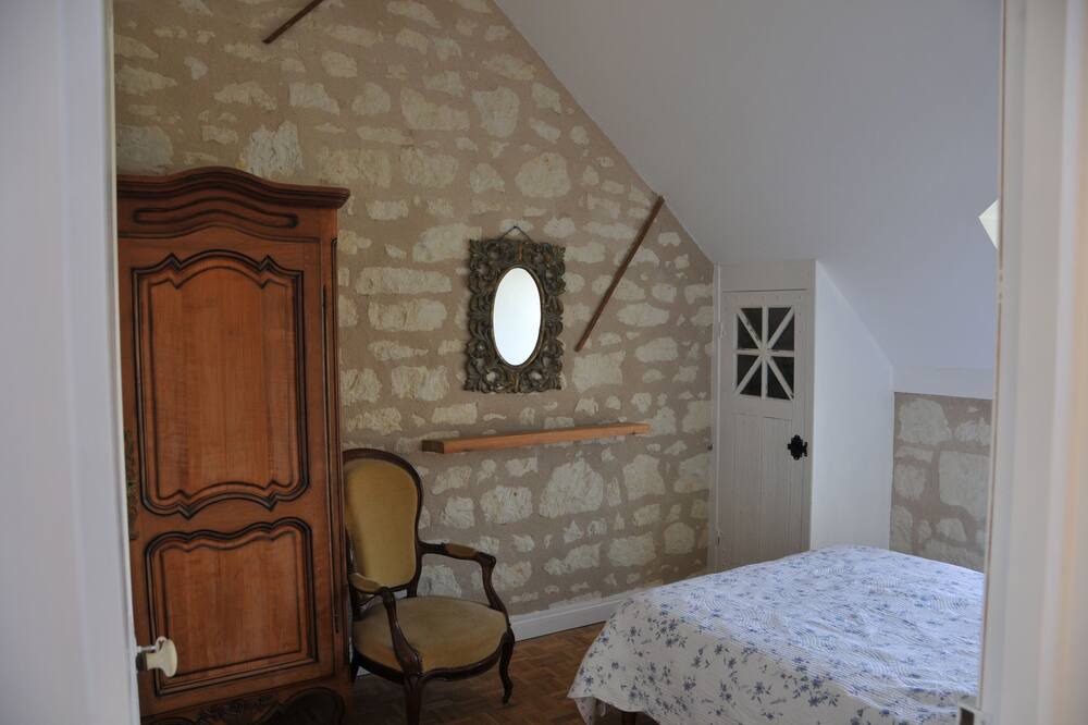 Photo of Bedroom in Brain-sur-Allonnes