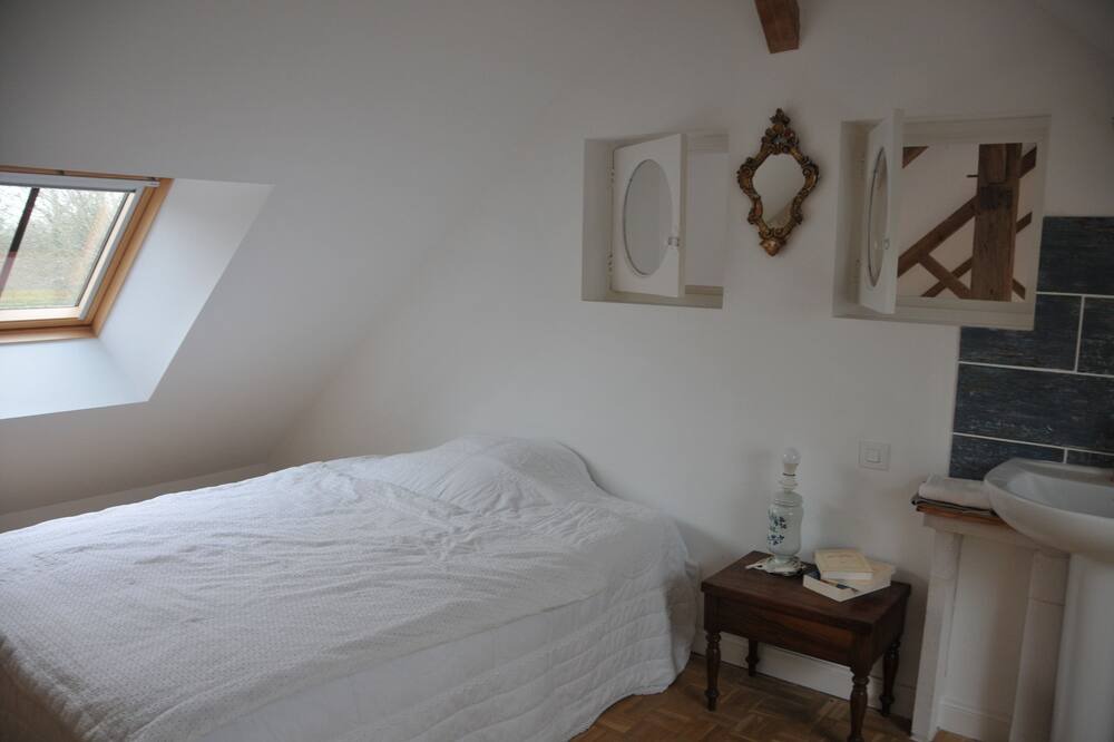 Photo of Bedroom in Brain-sur-Allonnes