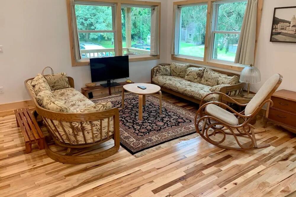 Photo of Livingroom in Town of Dover