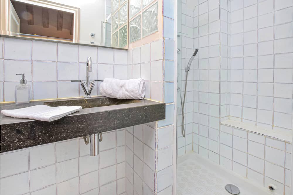 Photo of Bathroom in Ocquerre