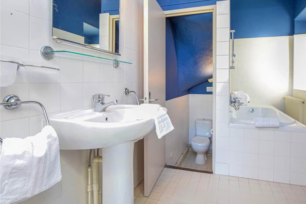 Photo of Bathroom in Ocquerre