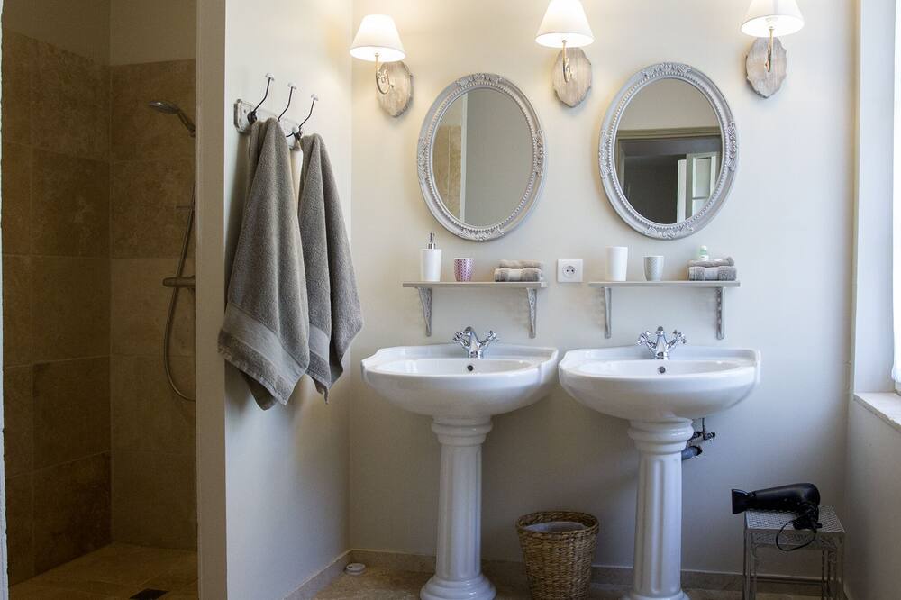 Photo of Bathroom in Condom