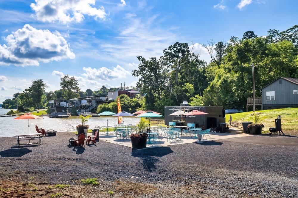 Photo of Others in Dandridge