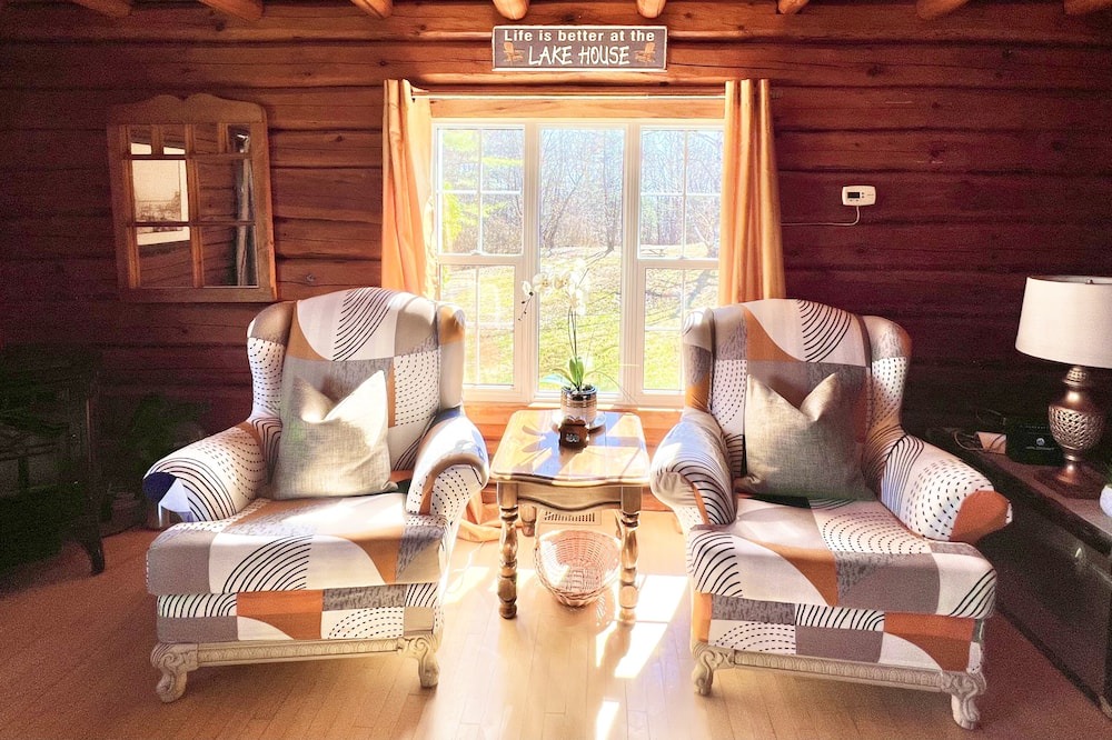 Photo of Livingroom in Parry Sound