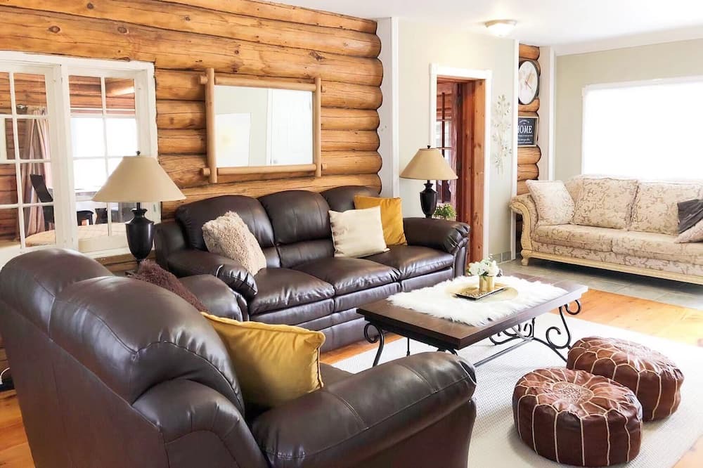 Photo of Livingroom in Parry Sound