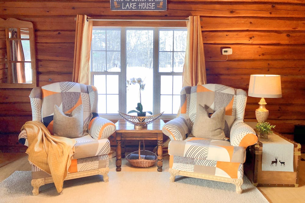 Photo of Livingroom in Parry Sound