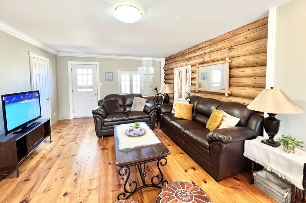 Photo of Livingroom in Parry Sound
