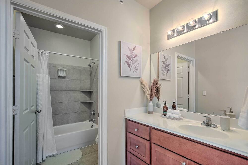 Photo of Bathroom in Eckhert Crossing
