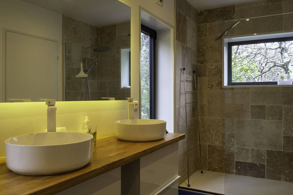 Photo of Bathroom in Saint-Victor-des-Oules