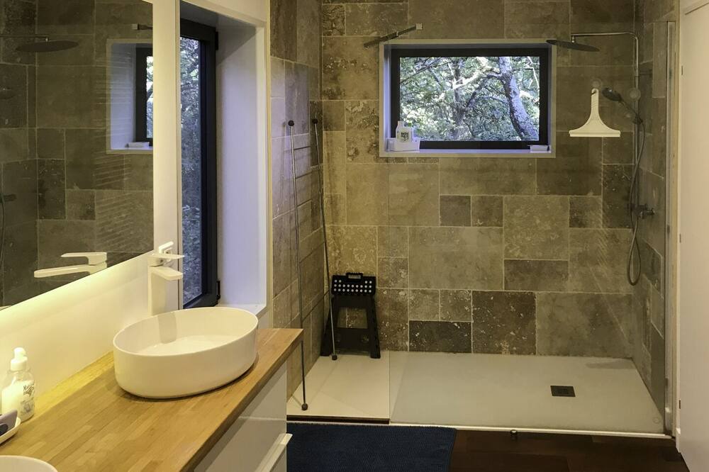 Photo of Bathroom in Saint-Victor-des-Oules