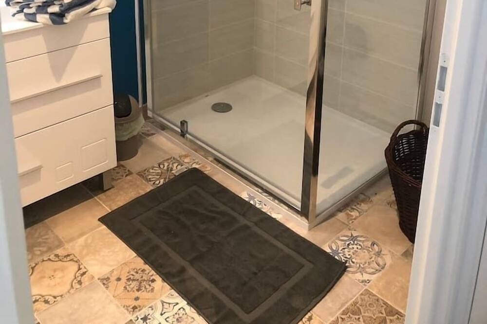 Photo of Bathroom in Clermont-Creans