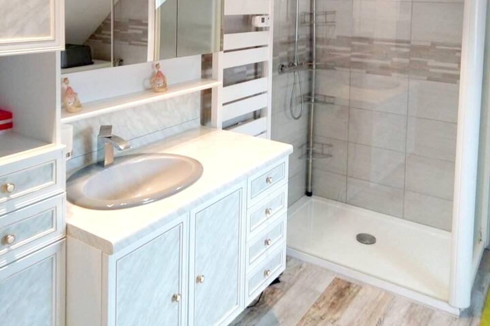 Photo of Bathroom in Bleneau