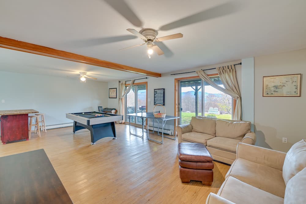 Photo of Livingroom in Oak Hill