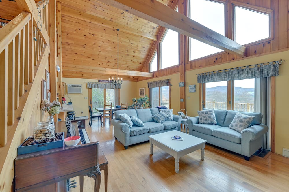 Photo of Livingroom in Oak Hill